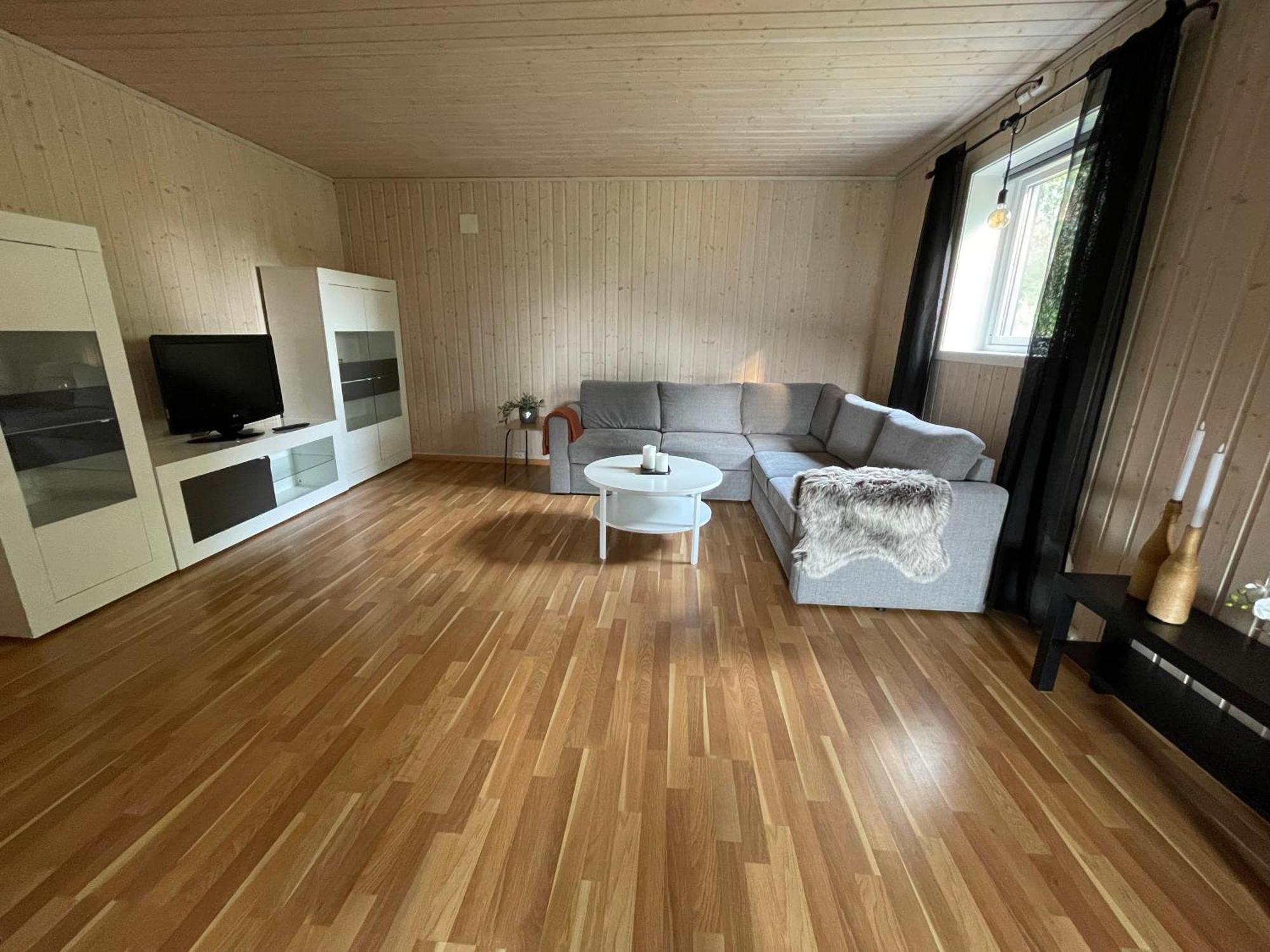 Sentral Og Romslig Leilighet Naert Senja Finnsnes Exterior foto